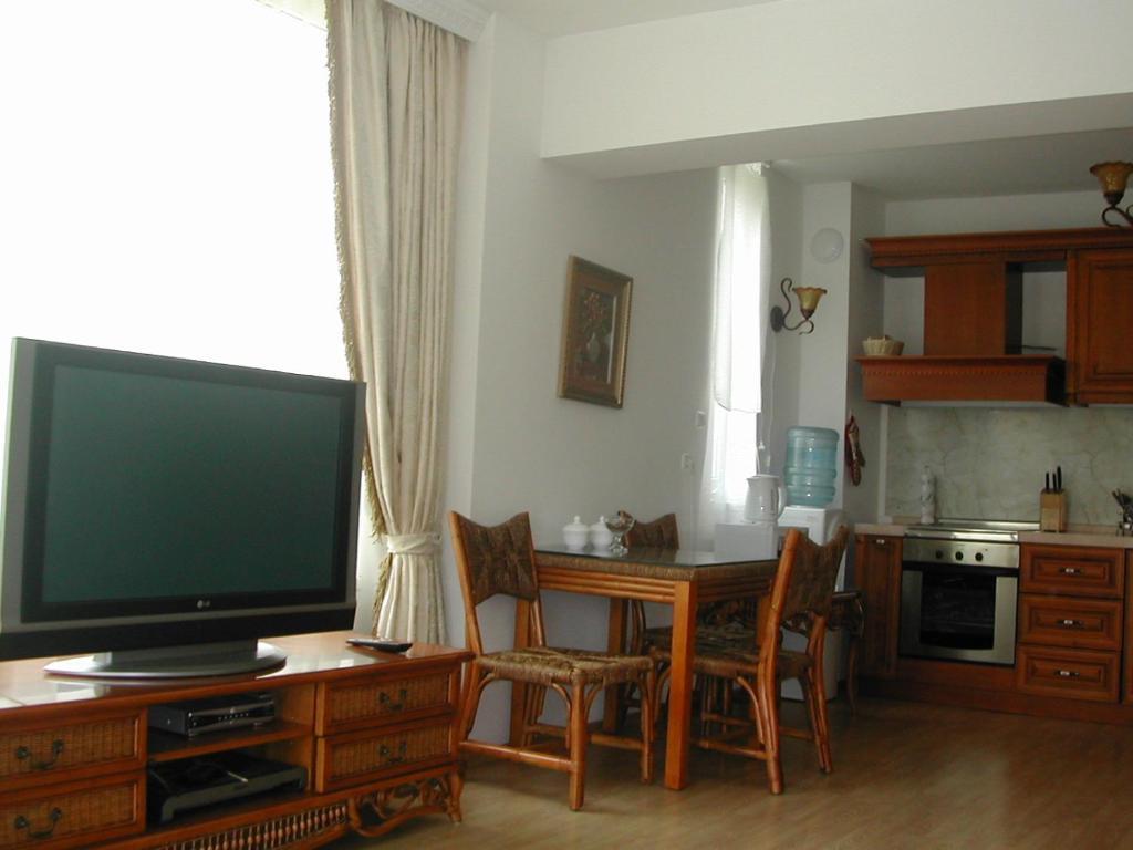 Oasis Suites Apartments And Studios Равда Номер фото