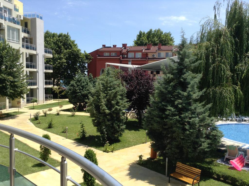 Oasis Suites Apartments And Studios Равда Экстерьер фото