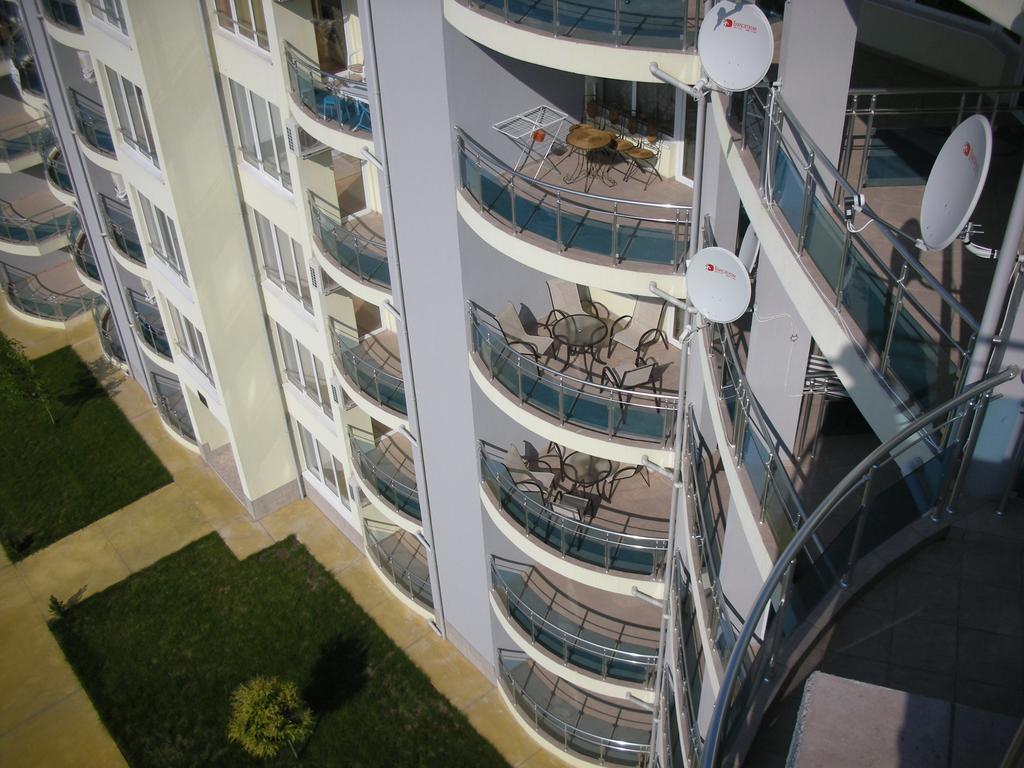 Oasis Suites Apartments And Studios Равда Экстерьер фото